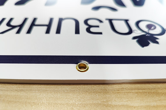 Встановлення люверсів на табличках