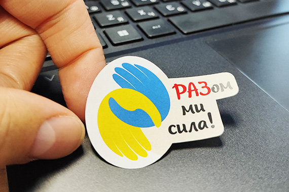 Стікери з набору, наклеєні на ноутбук